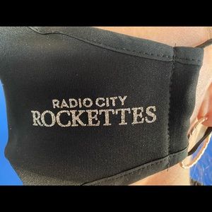 ❤️‍🔥 the Rockettes? Enjoy this Vintage Gold Shimmer Triple Layer Mask